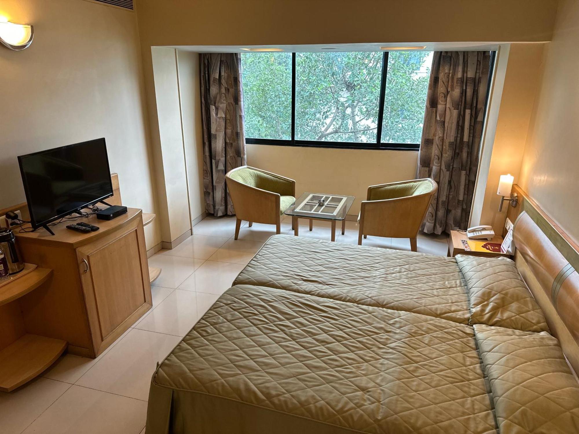פונה Hotel Ashirwad מראה חיצוני תמונה